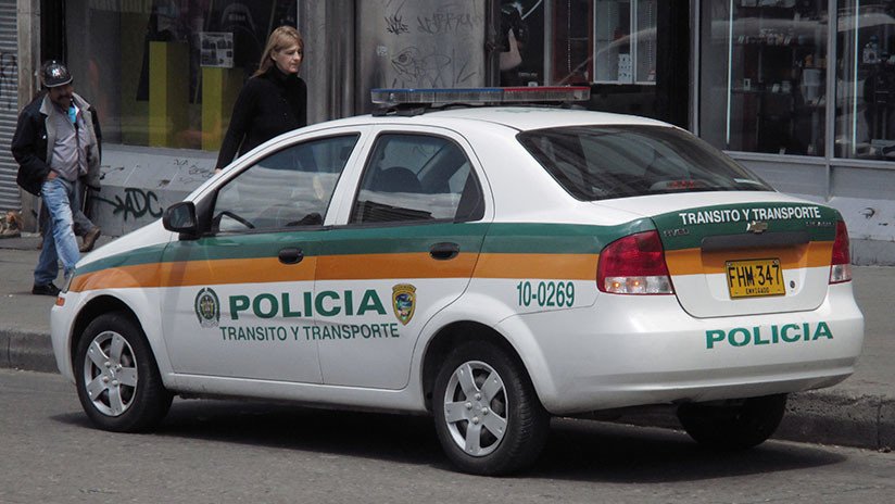 VIDEO: Mujer policía afronta con coraje a ladrones durante un tiroteo en Colombia