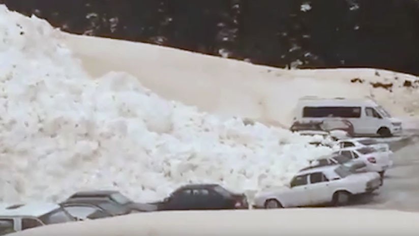 VIDEOS: Una avalancha de nieve devora coches a los pies del monte Elbrús