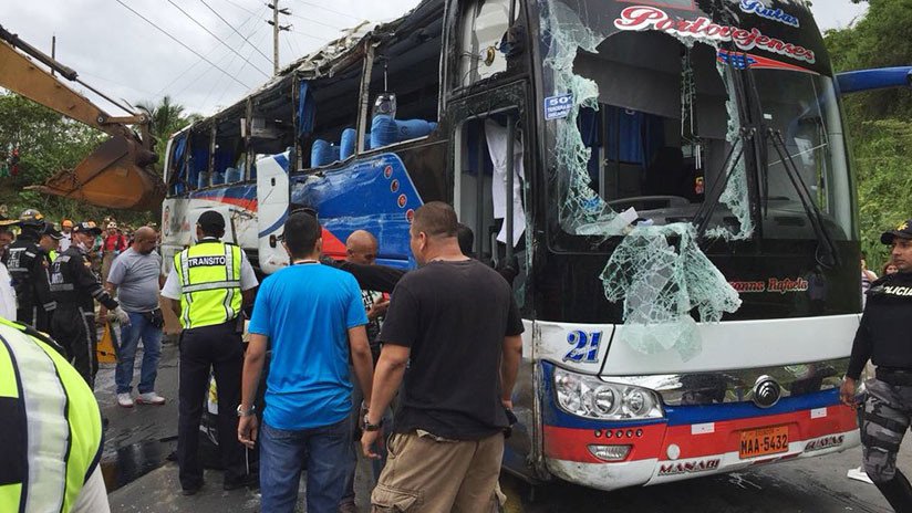 Al menos 14 muertos al volcar un autobús en Ecuador 