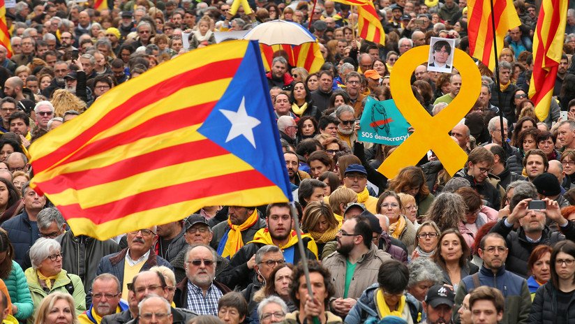 VIDEO: Miles de personas protestan en Barcelona contra la detención de Puigdemont