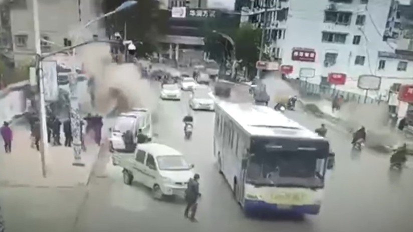 VIDEO: Horripilante momento en que peatones salen volando tras una explosión en una concurrida calle