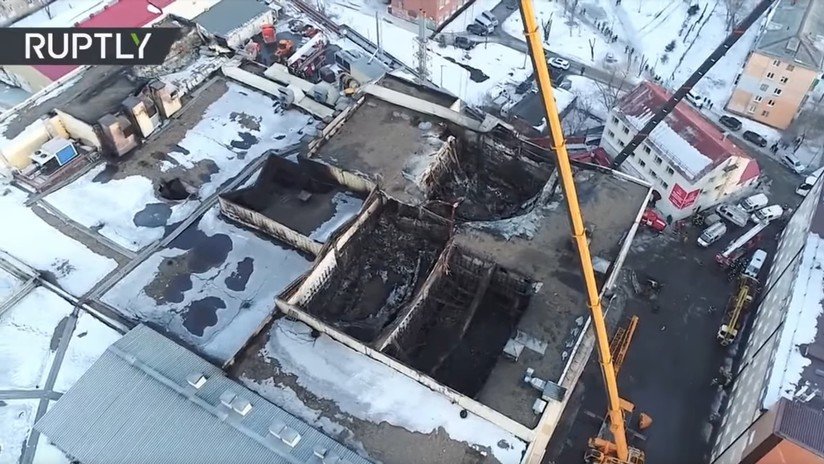 Dramático video grabado con dron muestra cómo quedó el centro comercial incendiado en Rusia