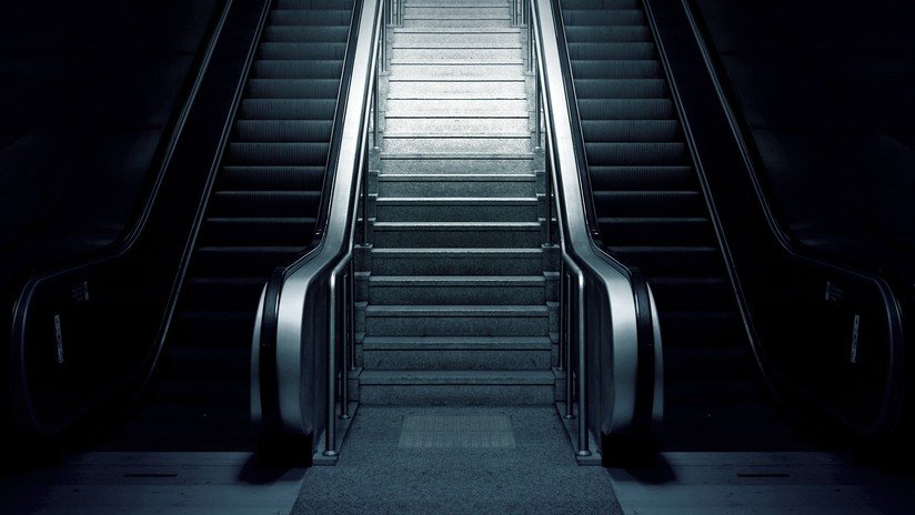 VIDEO: Una escalera mecánica 'devora' a un pasajero en el metro de Estambul