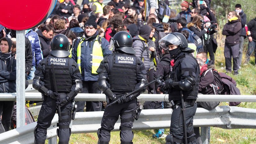 España: La Policía de Cataluña carga contra los manifestantes que cortan carreteras (VIDEOS)
