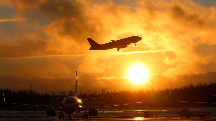 Evacúan un avión en un aeropuerto de Moscú por humo en la cabina (VIDEOS)