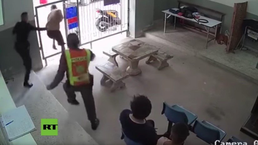 VIDEO: Dos presos con grilletes en los pies se fugan de una corte en Tailandia