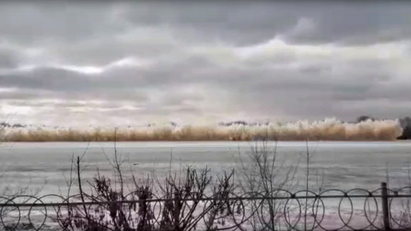 VIDEO: Una explosión hace volar el hielo de un río y los vidrios de varios edificios en Kazajistán