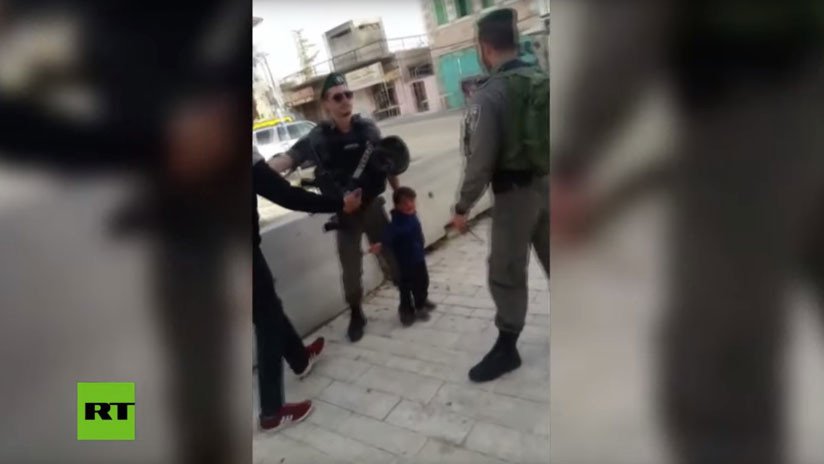 VIDEO: Guardias fronterizos de Israel detienen brevemente a un niño palestino de 3 años
