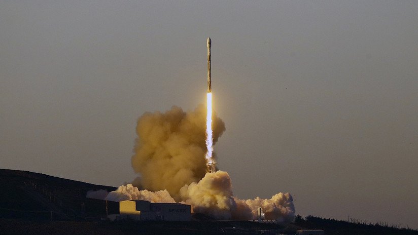 VIDEO: Lanzamiento del cohete Falcon 9 de SpaceX con diez satélites a bordo