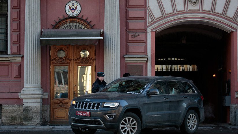 VIDEO: Exempleado del Consulado de EE.UU. en San Petersburgo hace un vulgar gesto a los periodistas