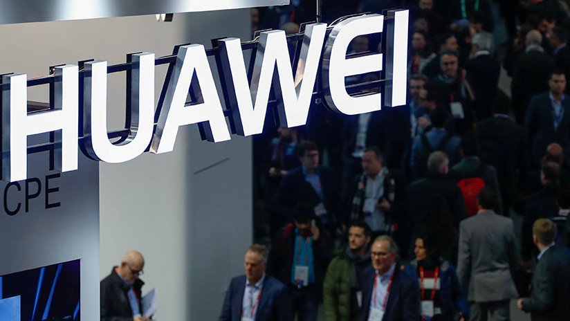 FOTO: Huawei patenta un teléfono que se dobla como un libro
