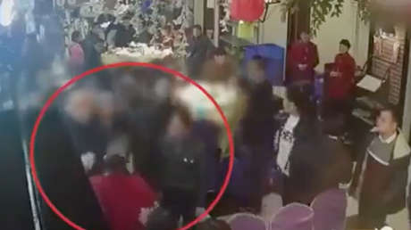 VIDEO: Abofetean y golpean a una camarera por su lento servicio en un restaurante en Chino
