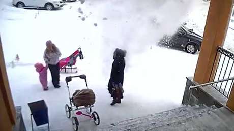 VIDEO: El momento en que una niña salva a su madre de la caída de una enorme masa de nieve
