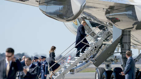 VIDEOS: Melania rechaza la mano de Trump después de que la dejara sola expuesta a un ventarrón