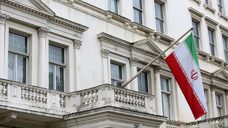 Hombres vestidos de negro suben a la Embajada de Irán en Londres y quitan la bandera