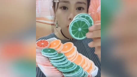 Nuevo movimiento viral en China: comer hielo frente a la cámara. ¿Para qué? (VIDEO)
