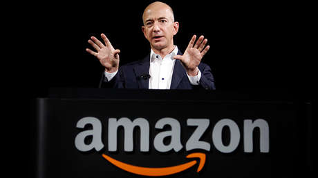 FOTO: El fundador de Amazon pasea con un perro (que no es de carne y hueso)