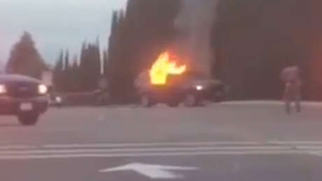 Un vehículo se estrella contra la entrada principal de una base aérea de EE.UU. 
