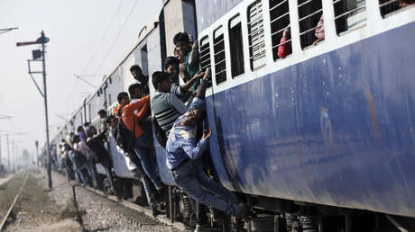 VIDEO: Intenta subirse a un tren en movimiento, se resbala y termina aplastado