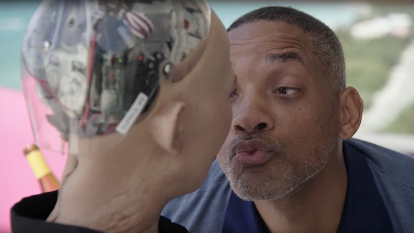 VIDEO: Will Smith sale humillado de su desastrosa cita romántica con la robot Sofía