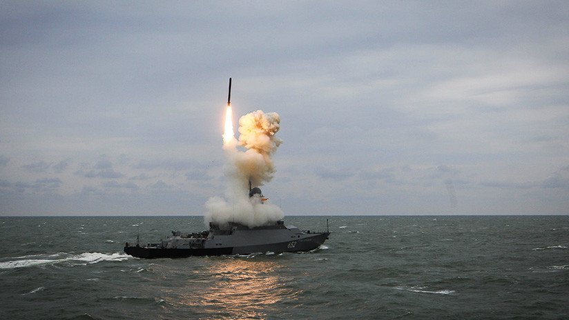 Naves de la Flotilla rusa del Caspio destruyen  con misiles a un enemigo simulado en un ejercicio