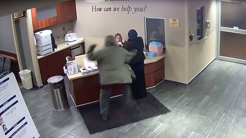 VIDEO: Un hombre ataca por la espalda a una adolescente musulmana en un hospital
