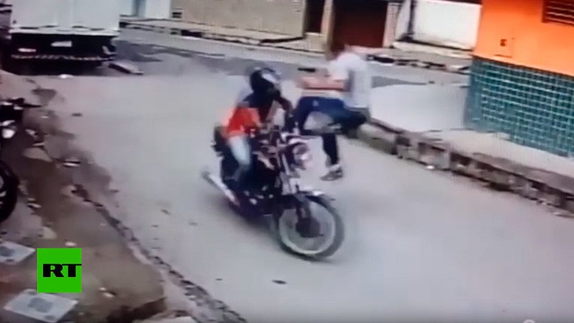 VIDEO: Derriba con una patada voladora a un ladrón que huía en moto