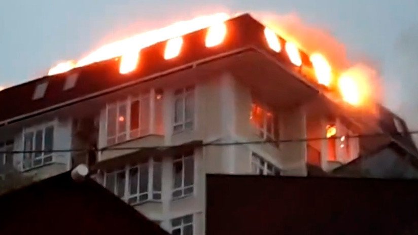 Rusia: Evacuan a 50 personas en Sochi al registrarse un incendio en un edificio de viviendas (VIDEO)