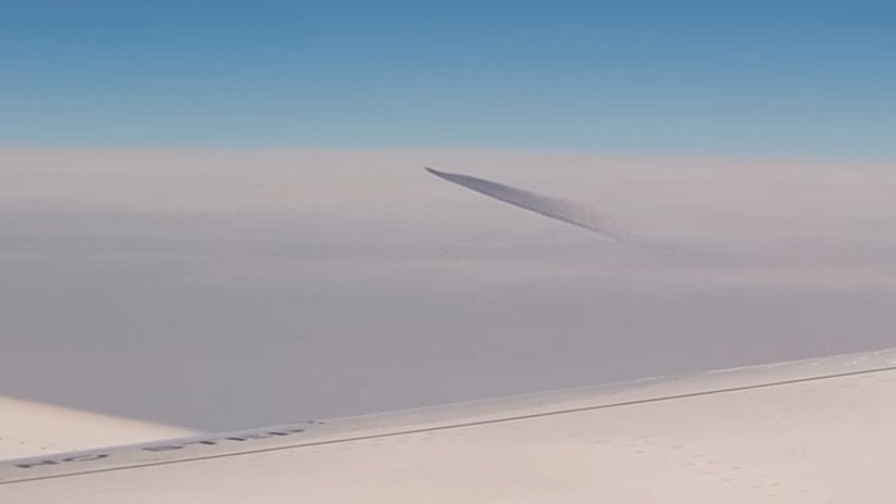 "Un objeto gris suspendido en el aire": Pasajeros de un avión filman un ovni sobre el Egeo (VIDEO)