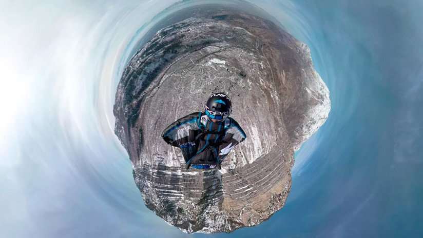 Un hombre en 'wingsuit' flota en el aire y rompe las reglas de la gravedad