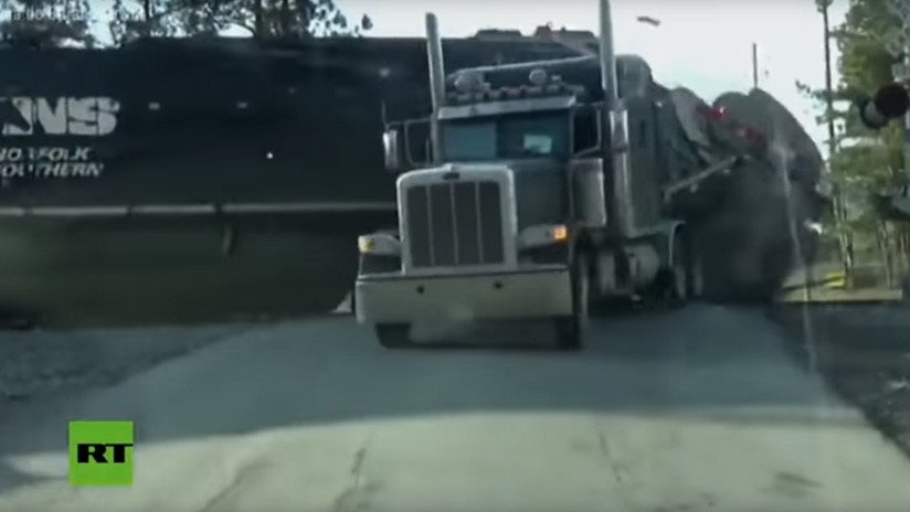 VIDEO: Salta de su camión atascado en la vía segundos antes de la llegada del tren