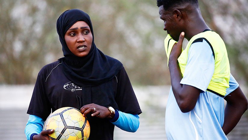 FOTOS: Una sudanesa hace historia en el fútbol árabe al ocupar el banquillo de un club masculino