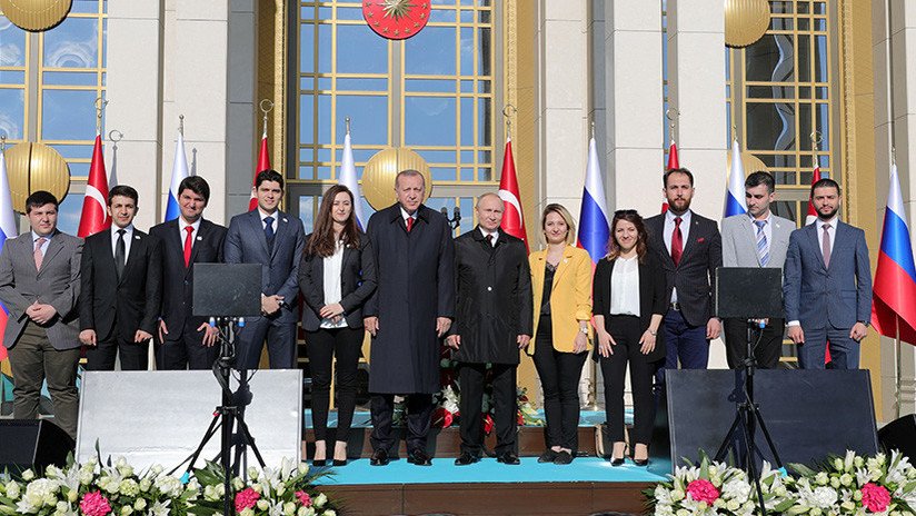 VIDEO: Erdogan 'quita' una mujer a Putin para tomarse una buena foto