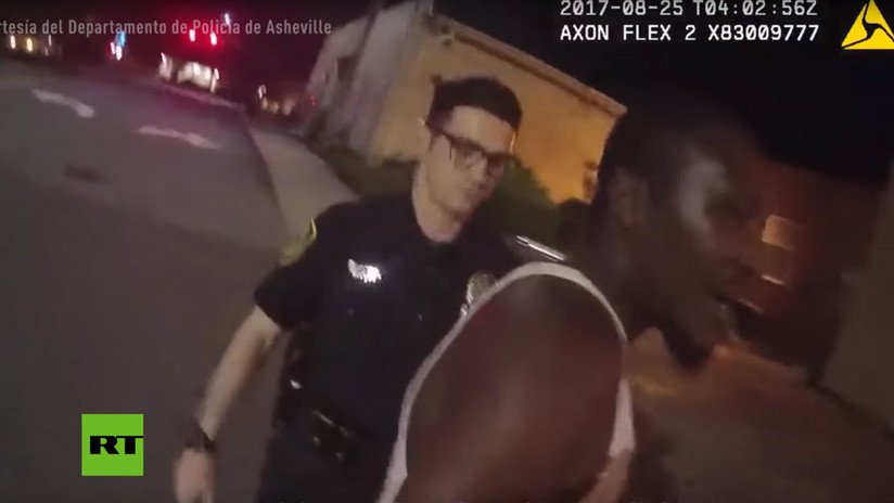 Policías de EE.UU. golpean y casi ahogan a un afroamericano por cruzar la calle de forma imprudente