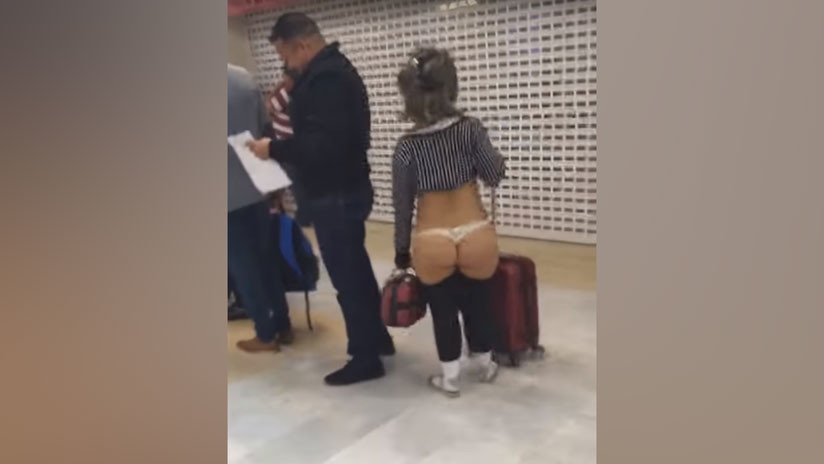 VIDEO: Una mujer se pasea en tanga por el aeropuerto en México 'como Pedro por su casa'