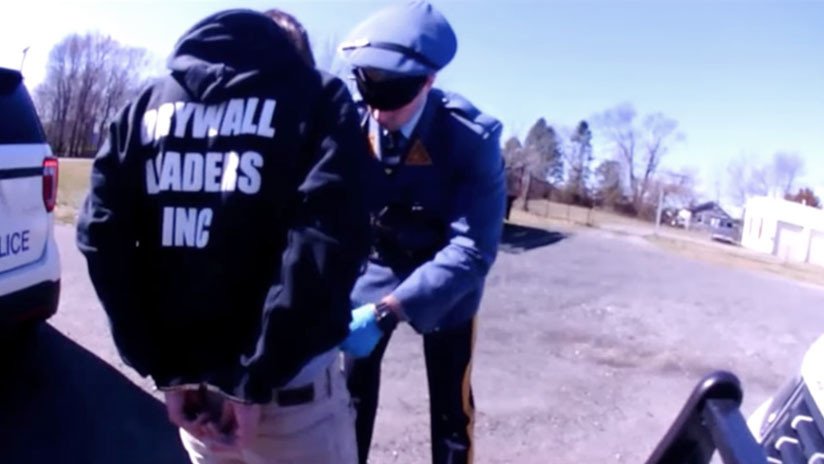 VIDEO: Policías cachean el ano y genitales de un hombre porque "huele a marihuana"