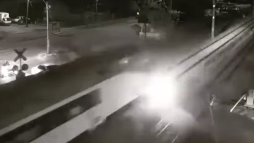 FUERTE VIDEO: Un conductor ignora las barreras de un paso a nivel y sufre un dramático final