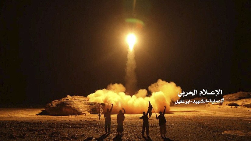 Disparan misil balísico contra una base militar saudí 