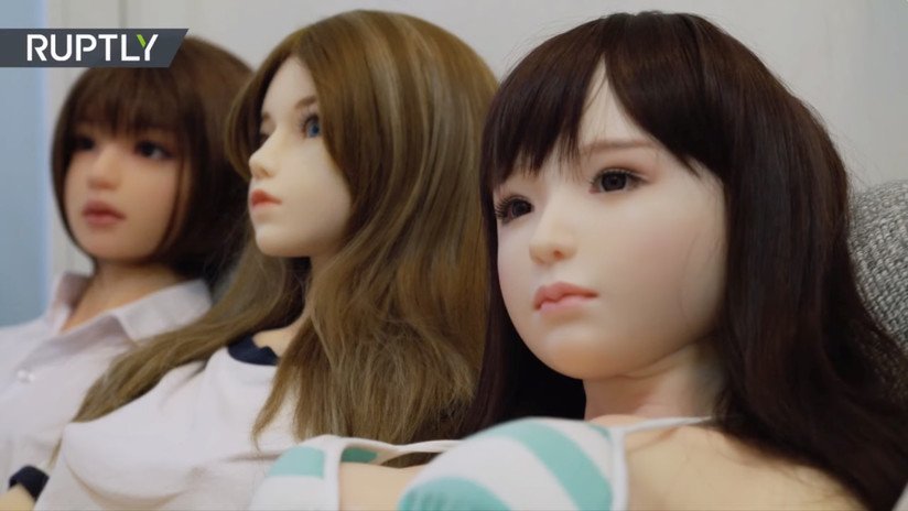 VIDEO: "Mis cuatro muñecas sexuales me enseñaron a ser una persona más decidida"