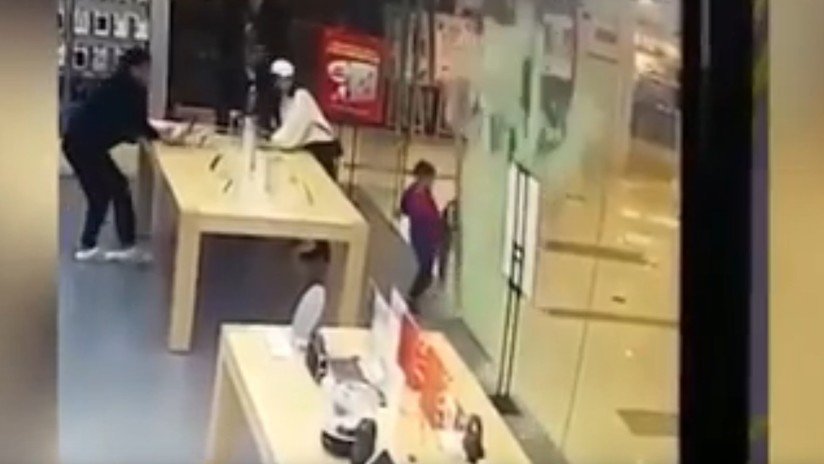 VIDEO ESCALOFRIANTE: La puerta de cristal de una tienda Apple se hace añicos en la cara de un niño