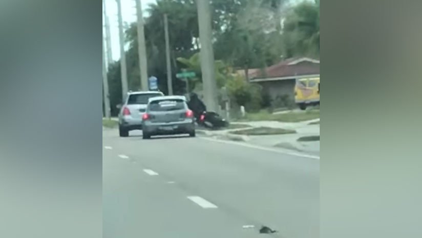 VIDEO: Un coche embiste con ira a un motociclista durante una discusión en plena marcha 