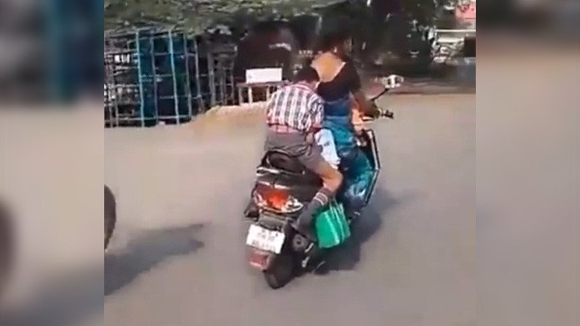 VIDEO: Un niño hace sus deberes sobre una motocicleta en marcha