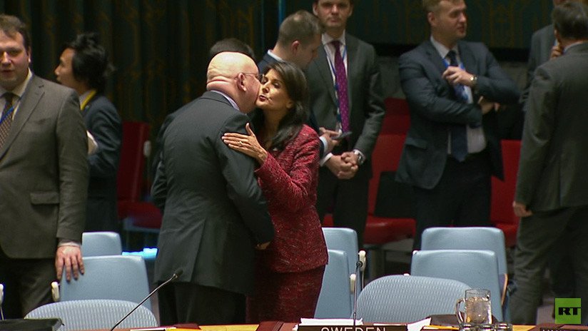 VIDEO: Enviados ante la ONU de Rusia y EE.UU. se besan al comenzar el acalorado debate sobre Siria