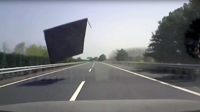 VIDEO: Sobrevive al impacto de una gran lámina de metal contra el parabrisas de su coche