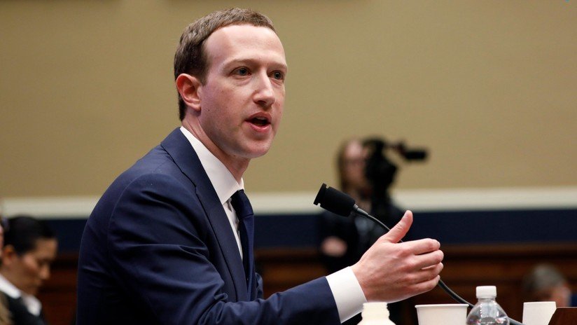 VIDEO: La pregunta que dejó a Zuckerberg sin argumentos sobre el escándalo de Facebook