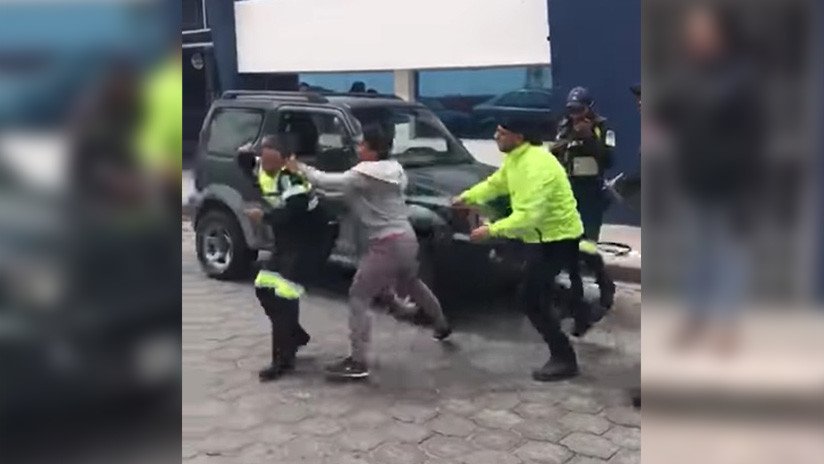 VIDEOS: Agentes de tránsito, agredidos por infractoras en Ecuador