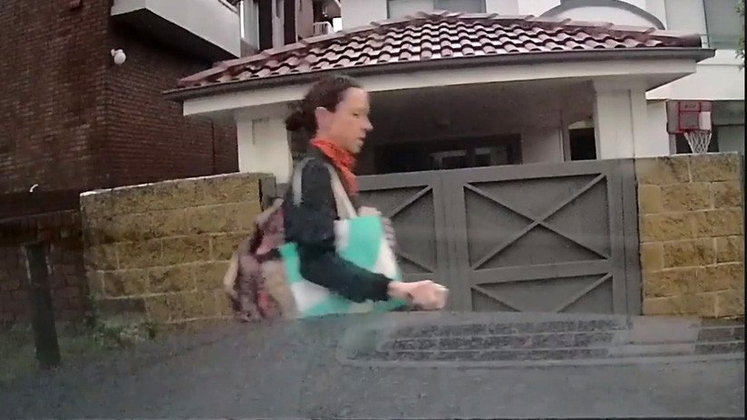 VIDEO: Una mujer que rayó varias veces el auto de alta gama de su vecino explica el motivo