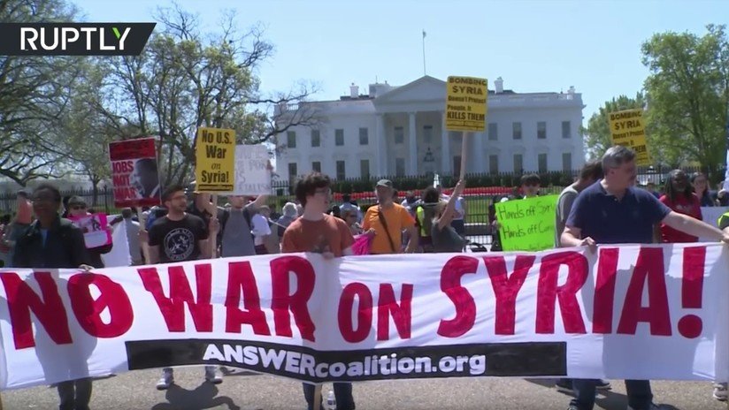 VIDEO: Estadounidenses protestan en Washington contra el ataque a Siria
