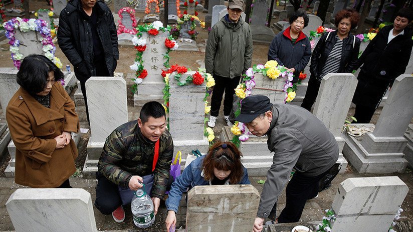 Miles de tumbas vacías para personas todavía con vida inundan un condado chino 