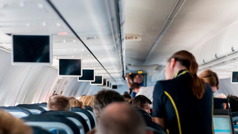 Cómo no viajar en avión: Tres amigas toman vodka y se arrancan el pelo en una brutal pelea (VIDEO)